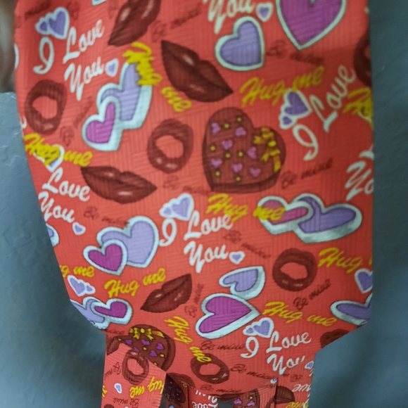 Men's Vintage Valentine's fun hearts tie - Picture 2 of 3